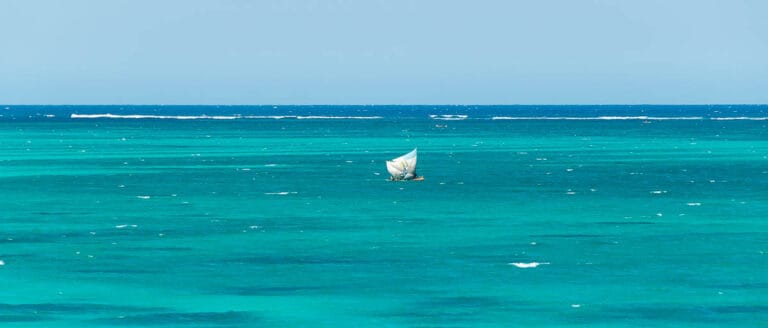 aguas turquesas de la costa oeste de madagascar