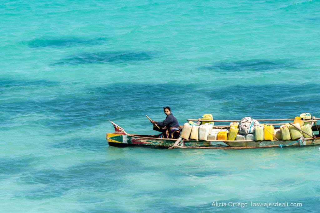 Ruta por la Costa Oeste de Madagascar para 9 días 52 mujer vezo remando sobre aguas turquesas