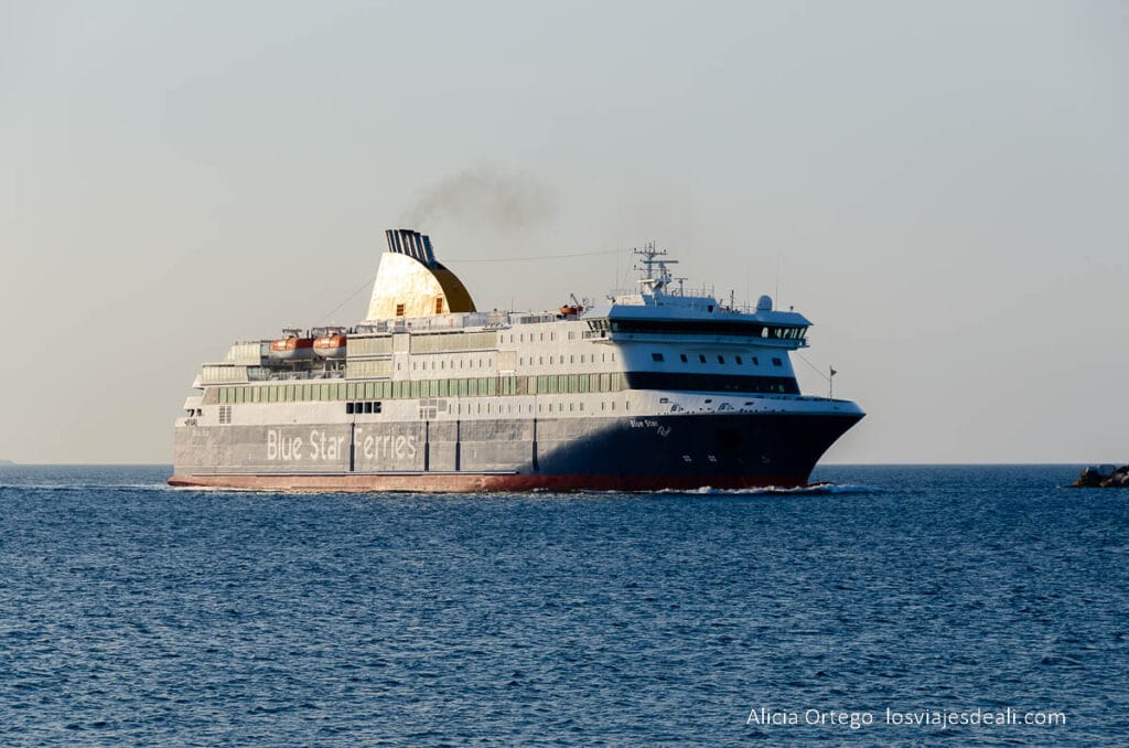 Guía para ver Naxos en 2, 3 o 4 días: la joya verde de las Cícladas 54 ferry acercándose a la isla guia de naxos