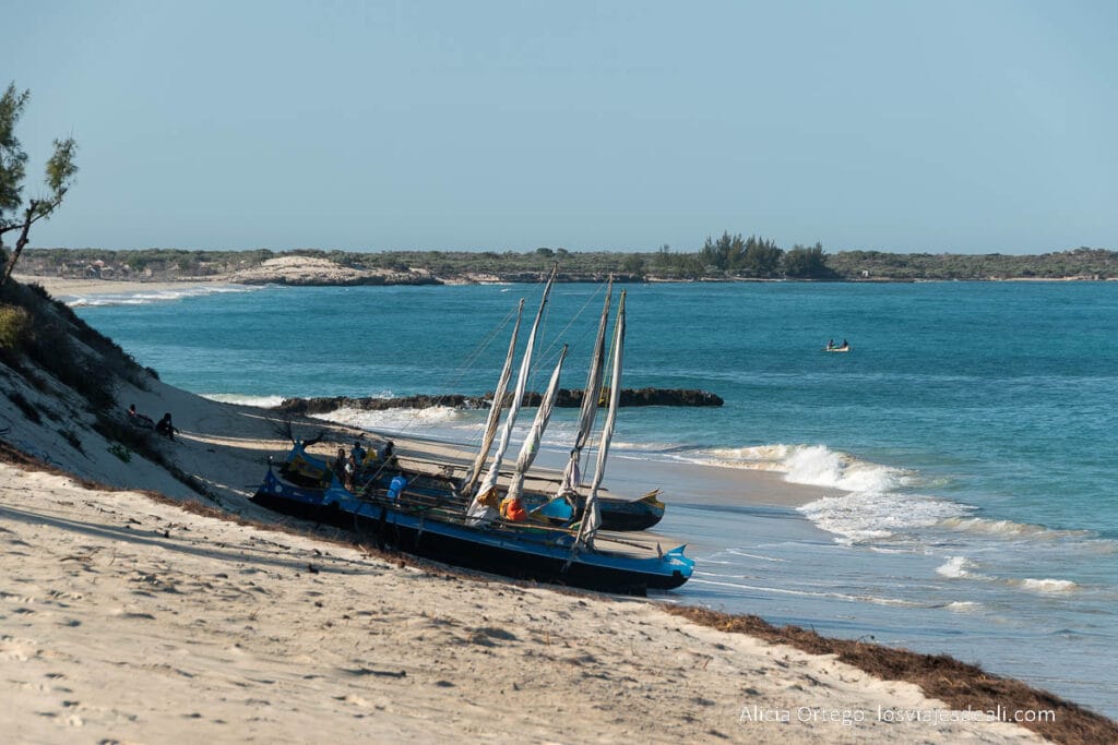 Ruta por la Costa Oeste de Madagascar para 9 días 63 playa del laguna blu resort en madagascar