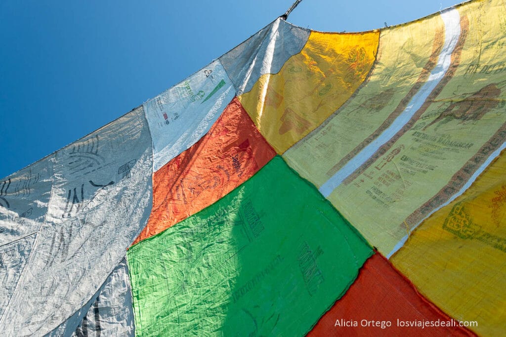 Ruta por la Costa Oeste de Madagascar para 9 días 64 vela hecha con sacos de colores de una barca tradicional