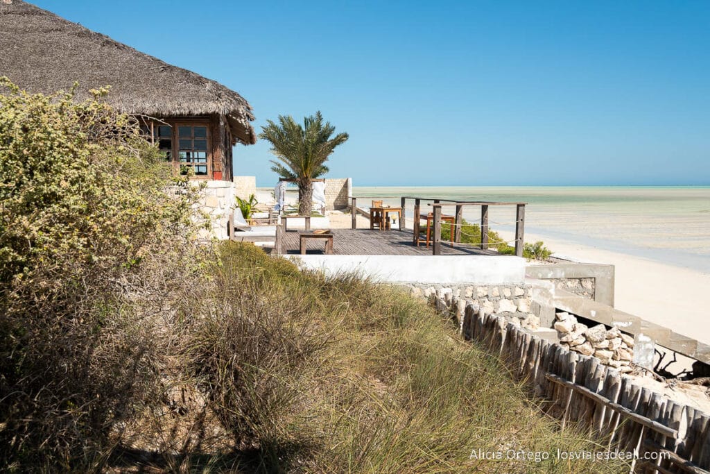 Ruta por la Costa Oeste de Madagascar para 9 días 59 restaurante del mikea lodge con la playa delante