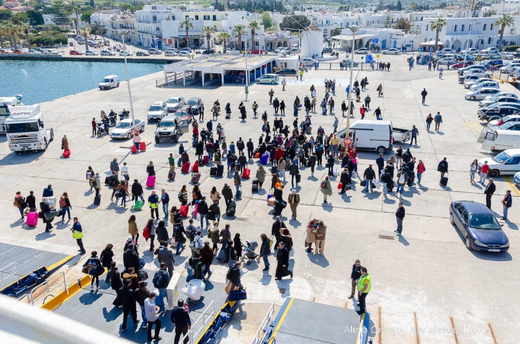 Guía para ver Naxos en 2, 3 o 4 días: la joya verde de las Cícladas 55 gente bajando de un ferry en el puerto de Paros
