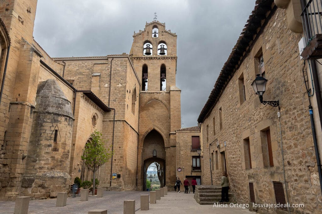 plaza con puerta de la muralla de laguardia
