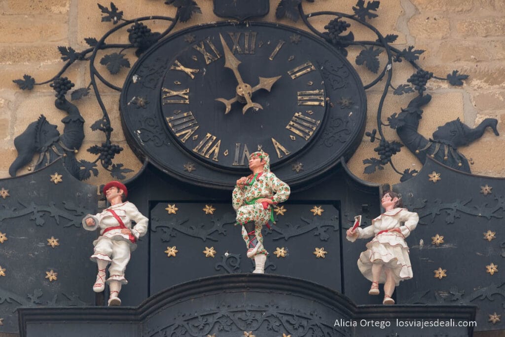 los autómatas bailando en el reloj del ayuntamiento