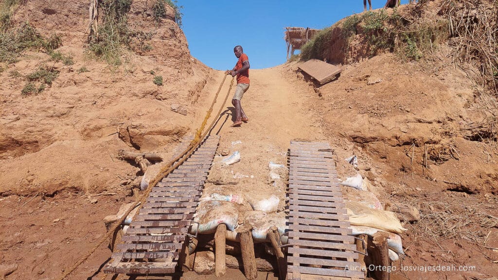 Ruta por la Costa Oeste de Madagascar para 9 días 53 saliendo de un transbordador en madagascar