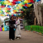 esim para viajar chicas haciéndose un selfie en estambul