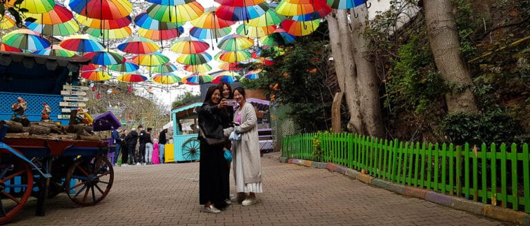 e-SIM para viajar: Guía completa para no quedarte sin datos (ni la paciencia) en tus aventuras 1 esim para viajar chicas haciéndose un selfie en estambul