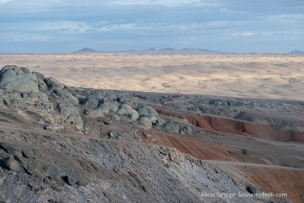 panorama de rocas de colores y dunas en el parque nacional de iona