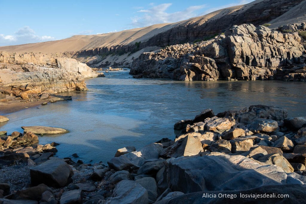 río cunene en el parque nacional de iona