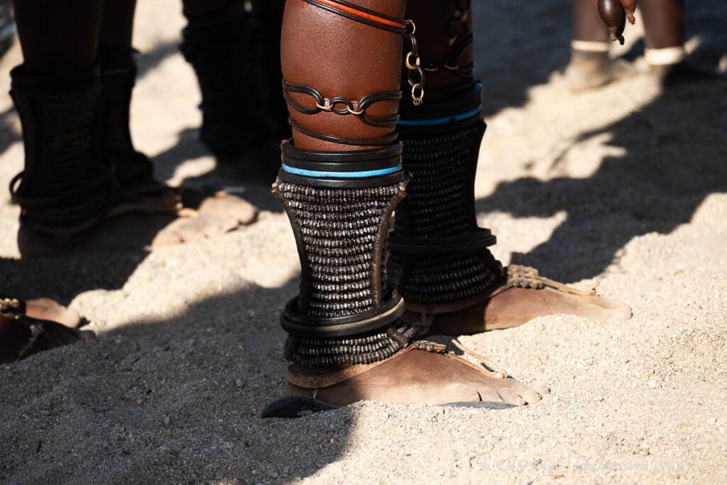 decoración en las piernas de una mujer himba