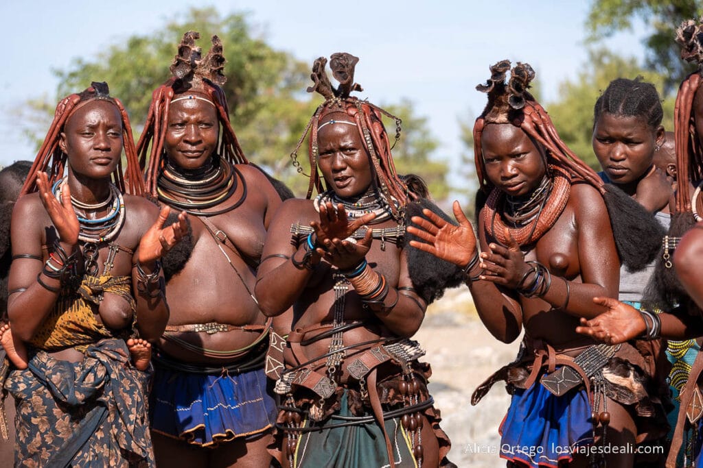 mujeres himba del parque nacional de iona