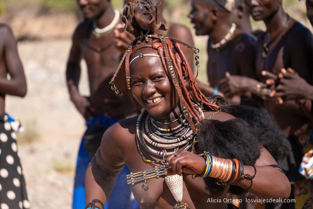 chica himba sonriente bailando
