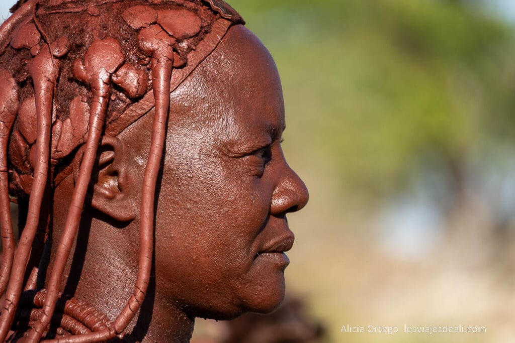 mujer himba con su característico peinado