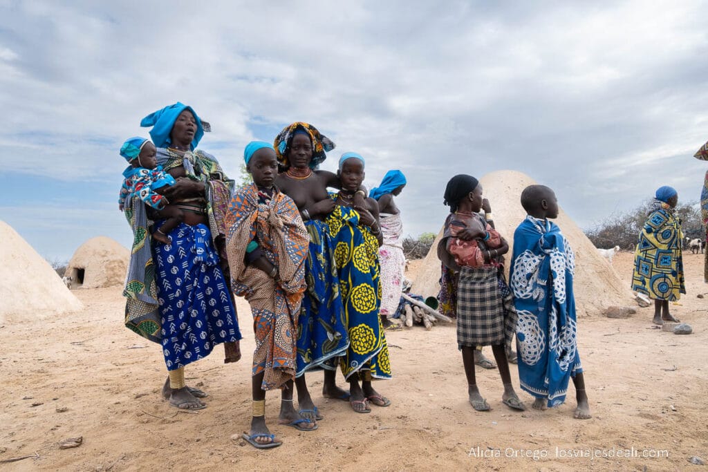 grupo de mujeres y niños mucubal tribus de angola