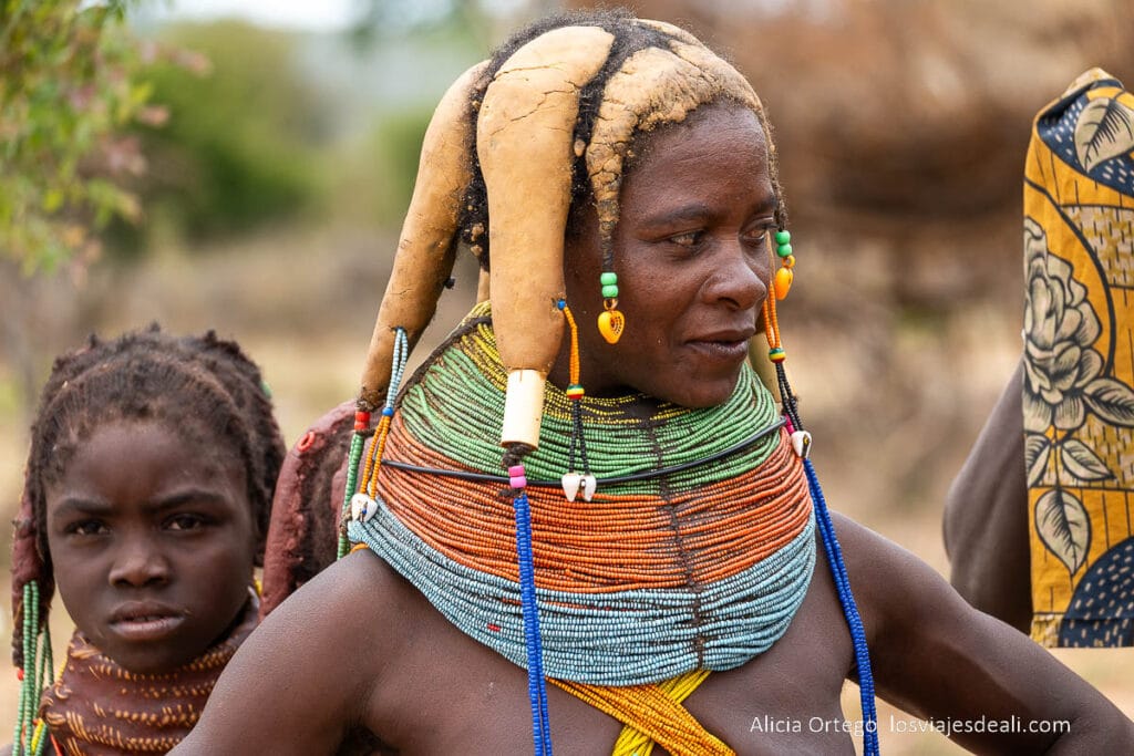 mujer muila con sus característicos collares y peinado