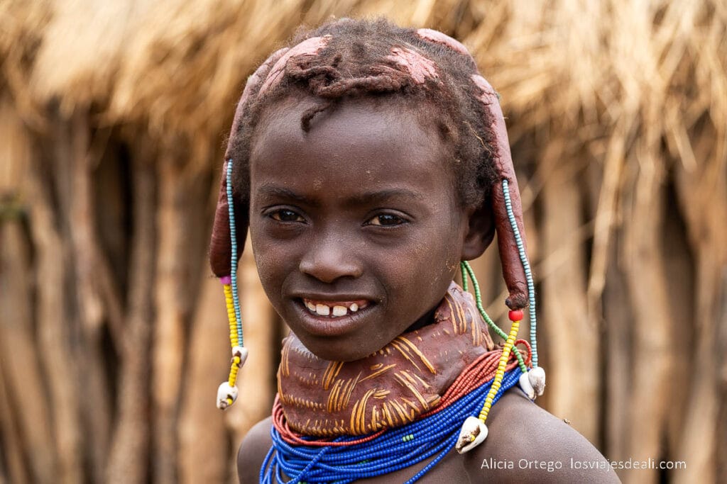 niña muila de las tribus de angola