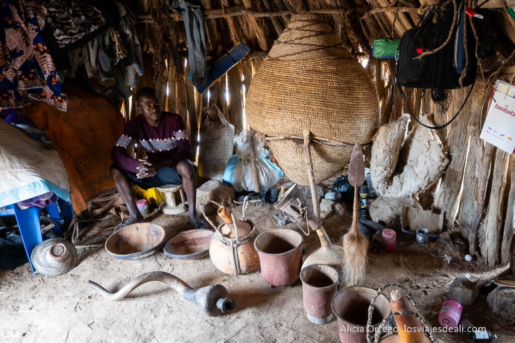 interior de casa muila con objetos tradicionales