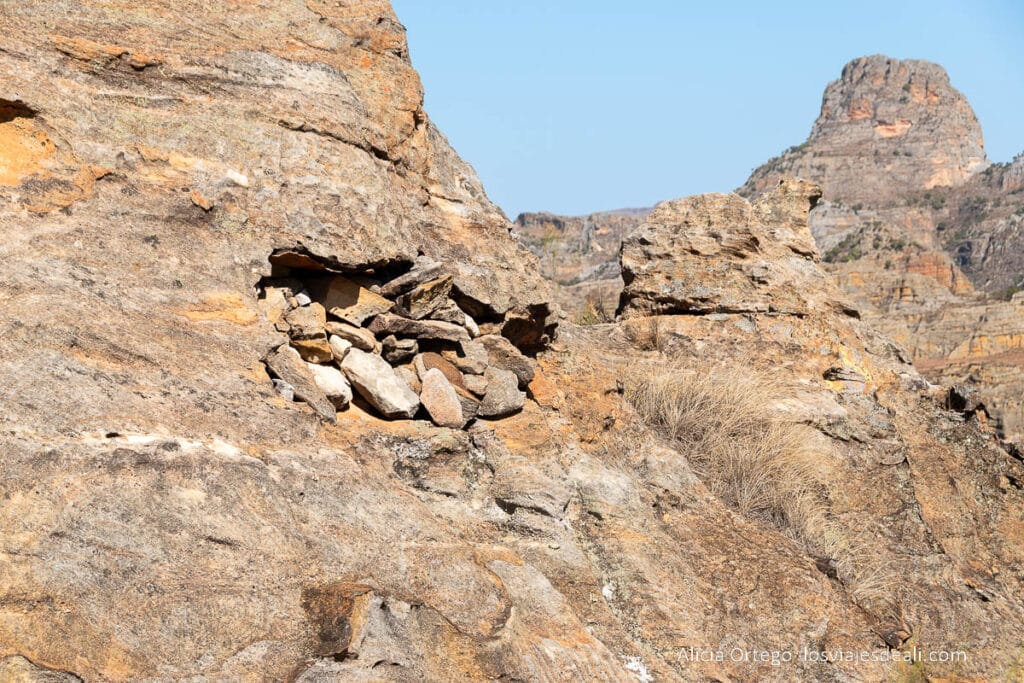 tumba de la etnia bara en una cueva de isalo