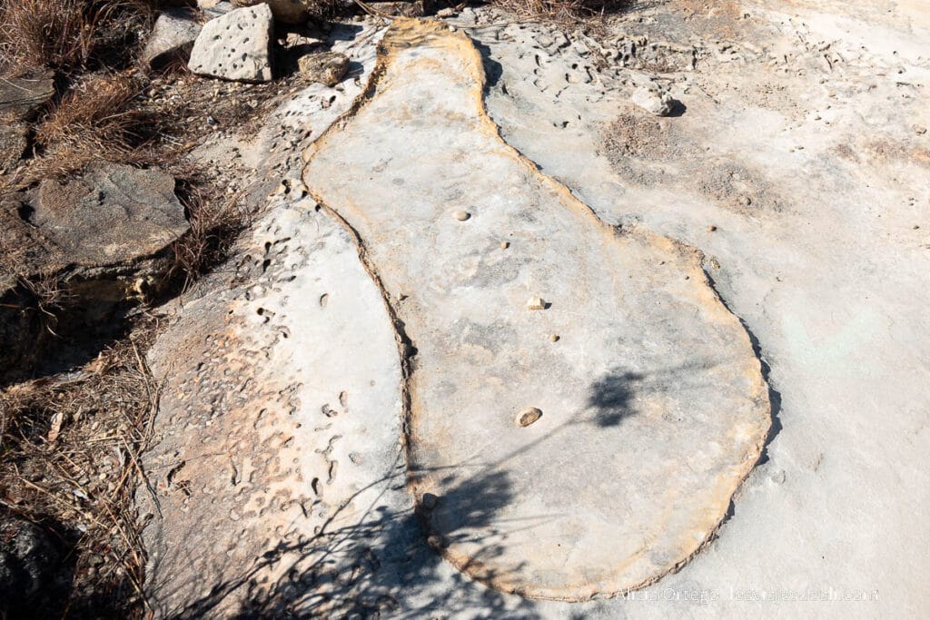 silueta del mapa de madagascar en el suelo de roca, hecha por el agua