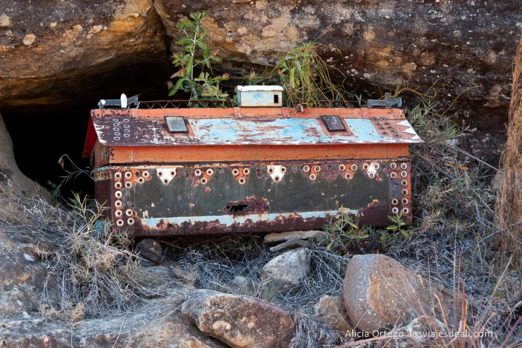 féretro de niño hecho con madera y decoraciones de metal