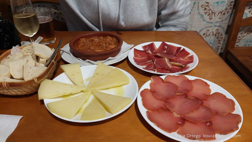 tapas de bodega guzmán dónde comer y dormir en córdoba