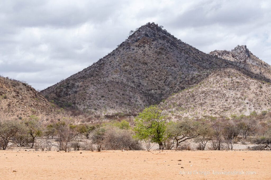montaña con forma de cono de roca y arbolitos en el parque nacional de iona