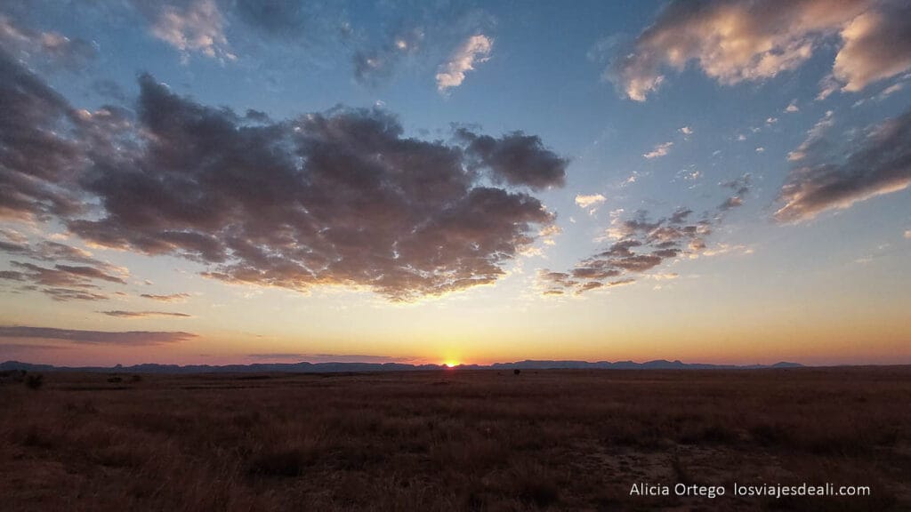 puesta de sol con el macizo de isalo en el horizonte