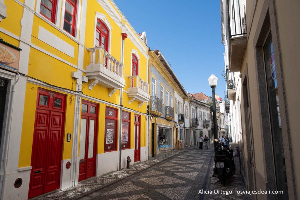 calle de aveiro con casas de colores