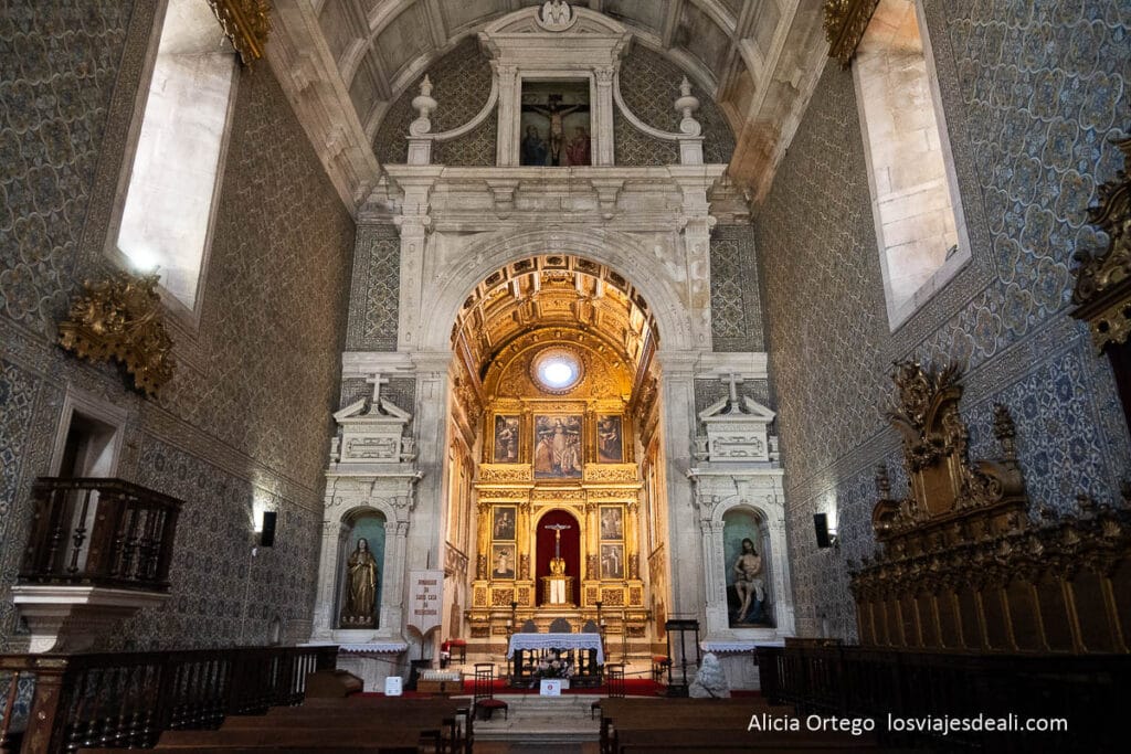 interior iglesia de la misericordia con azulejos y altar barroco