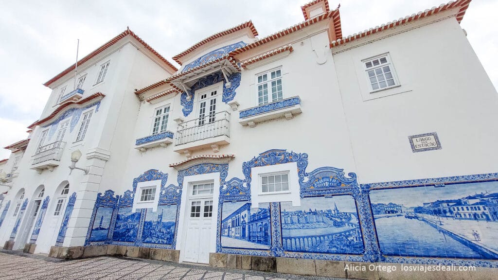 estacion de tren que ver en aveiro con azulejos 
