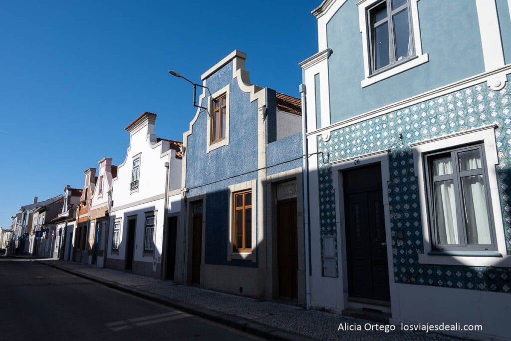 casas con azulejos del barrio de pescadores de aveiro
