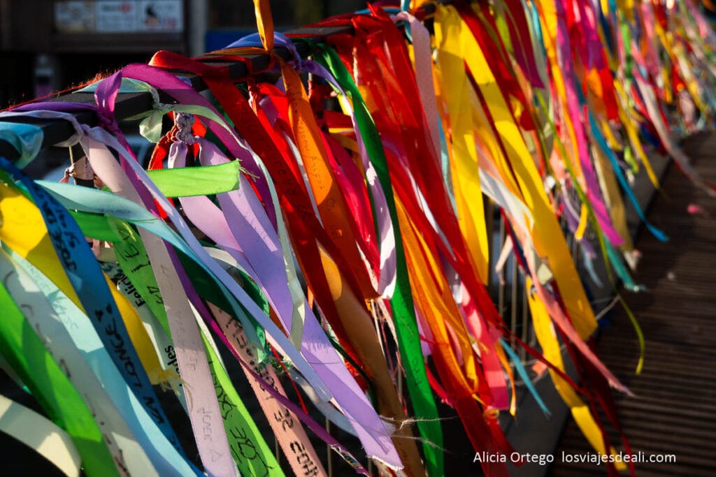 cintas de colores de un puente de aveiro
