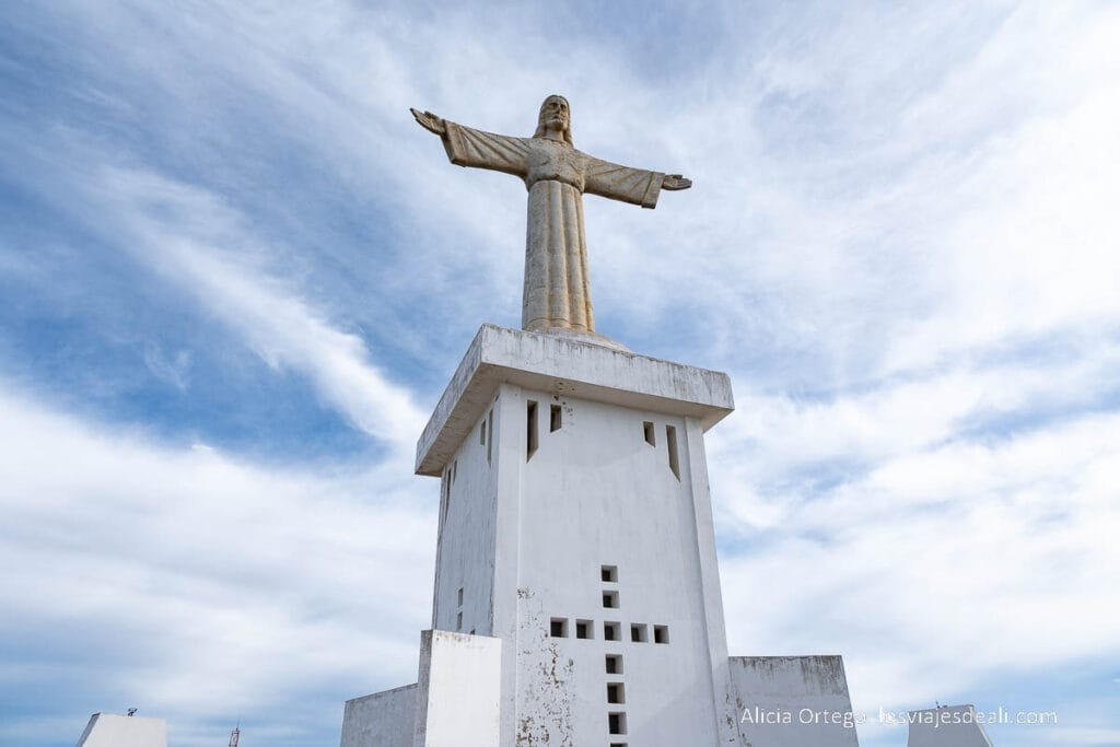 estatua cristo rei que ver en lubango y serra da leba