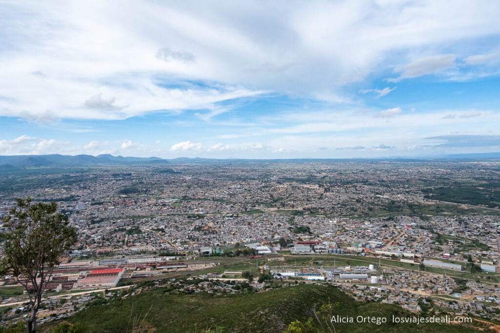 vista de lubango en toda su extensión desde el mirador de cristo rei