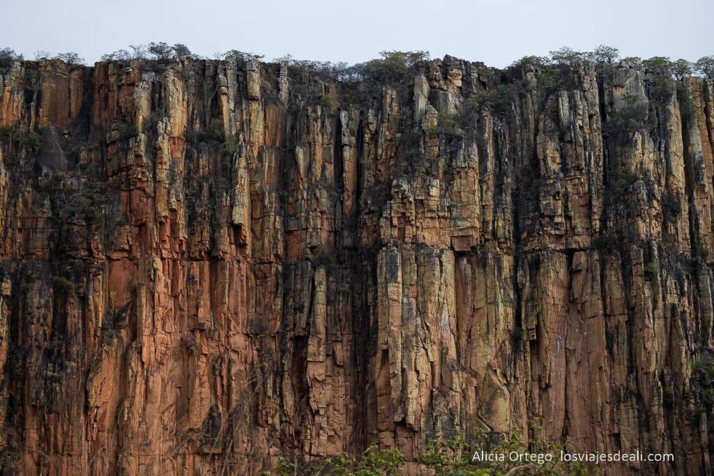 acantilado de roca de serra da leba