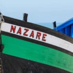 barca en la playa de nazare portugal