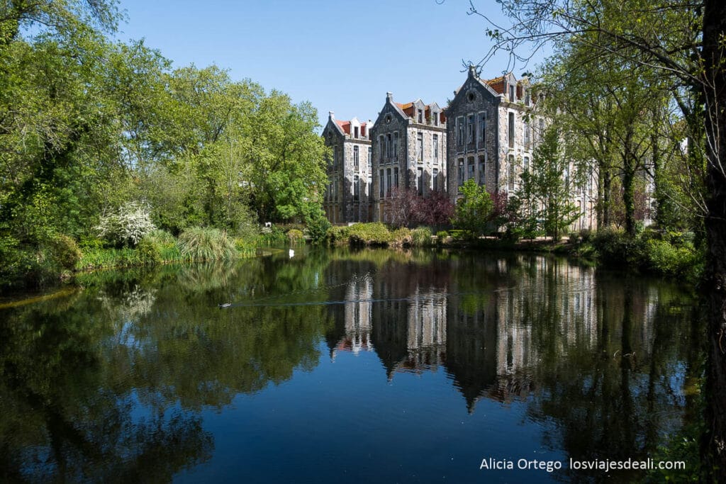 Nazaré (Portugal) en 2 días, entre la ola más famosa y el pueblo que mantiene su esencia 84 parque con lago y pabellones abandonados reflejándose en el agua en caldas da rainha