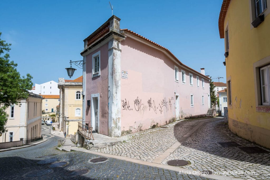calle con edificios de colores de caldas da rainha
