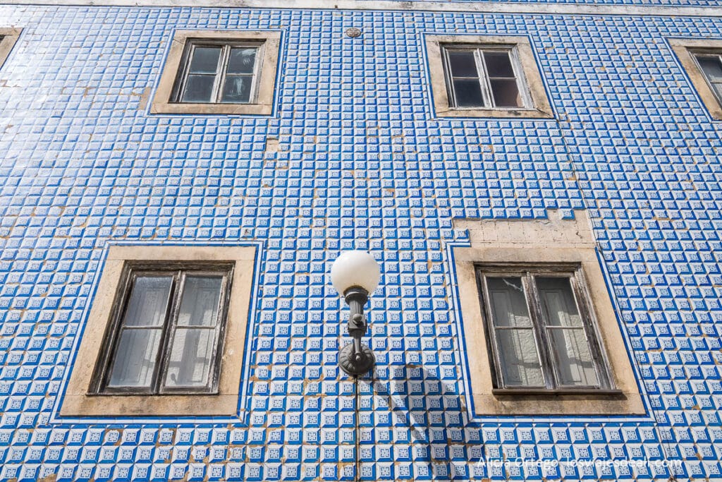 fachada revestida de azulejos portugueses