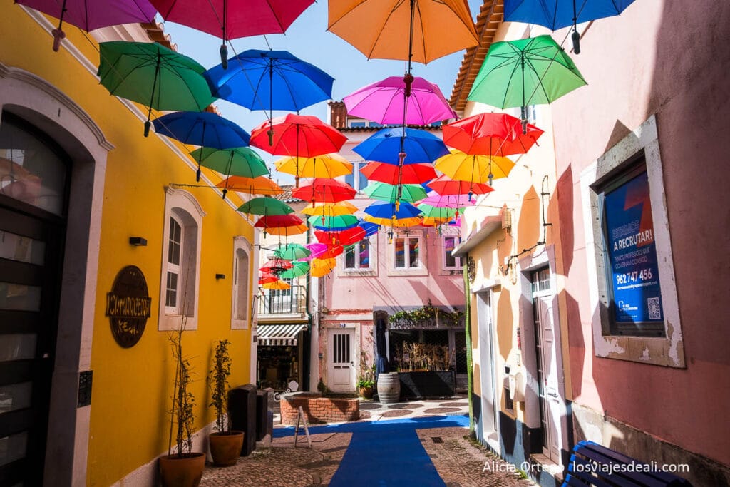 calle con paraguas de colores