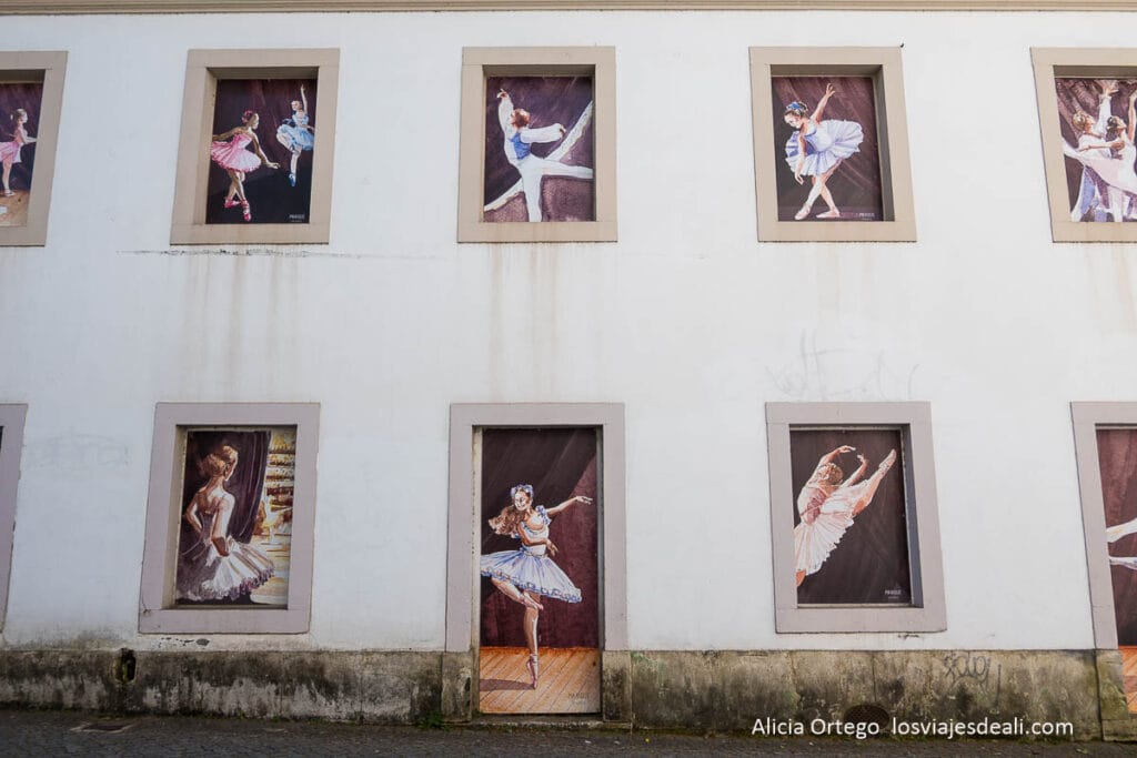 fachada con ventanas pintadas con bailarinas de ballet