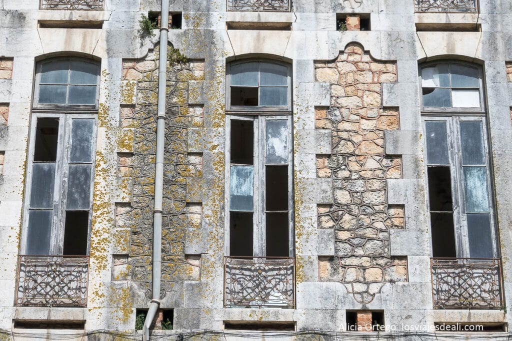 ventanas rotas de los pabellones de caldas da rainha