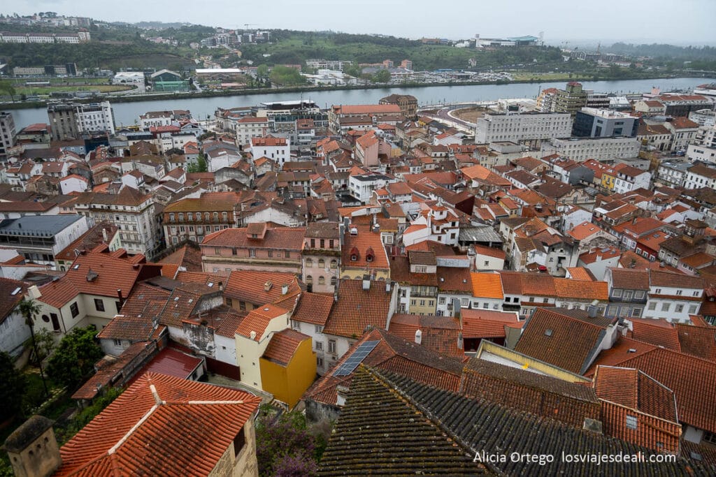 vista de los tejados de coimbra y el rio