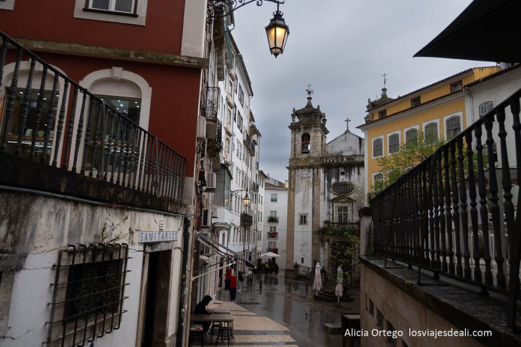 calle con iglesia al fondo de la baixa de coimbra