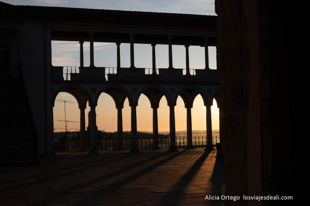 atardecer enmarcado por galería con arcos