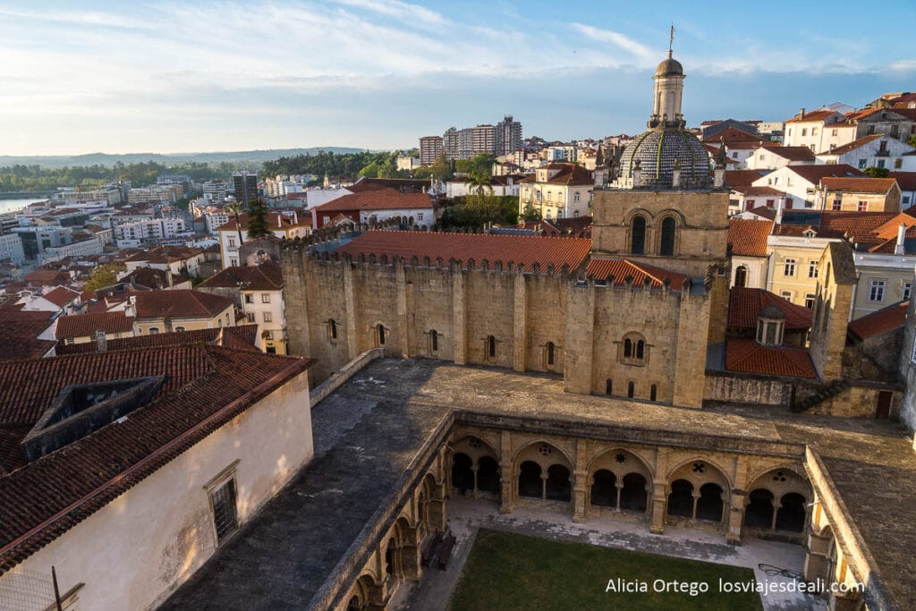 panorama de coímbra con la catedral vieja en primer término