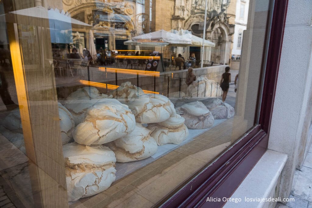 dulce de merengue en escaparate de pastelería de coimbra