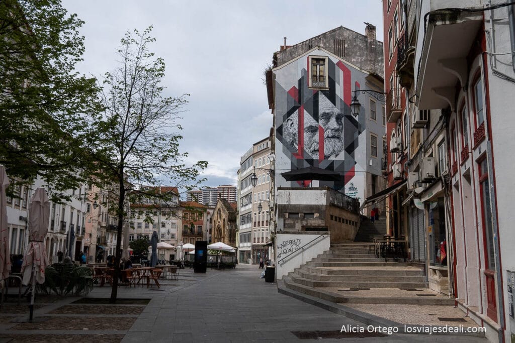 plaza con mural que ver en coimbra