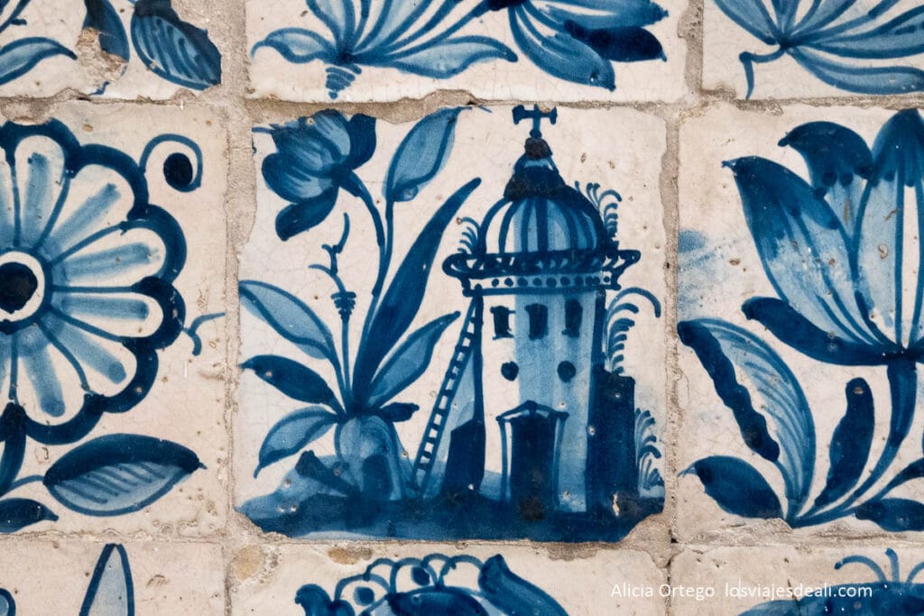 detalle de azulejos del monasterio de santa cruz